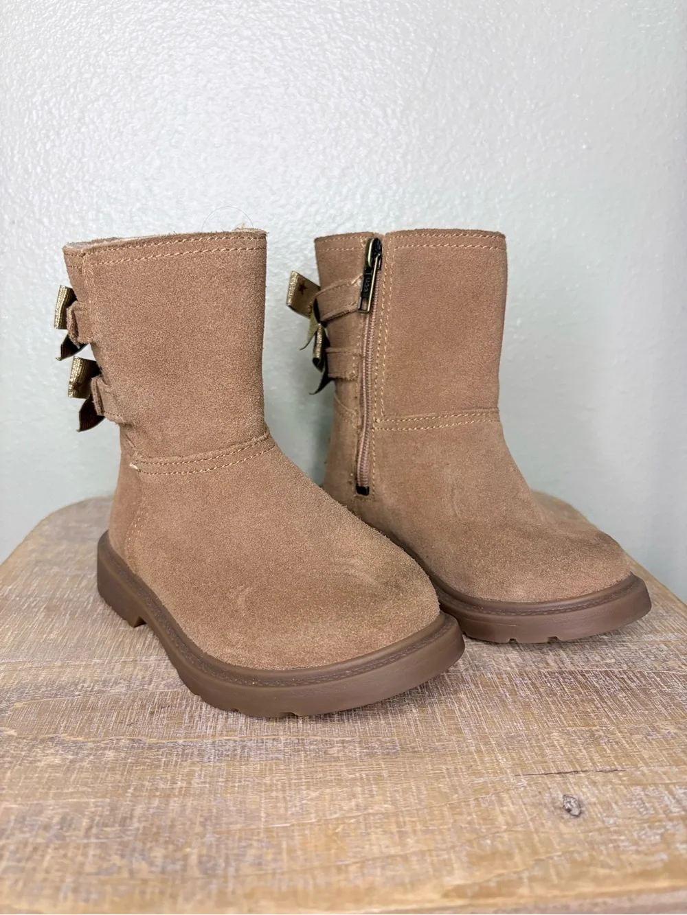 UGG Toddler Girl Cream Tan Lined Ankle Boots Size 8